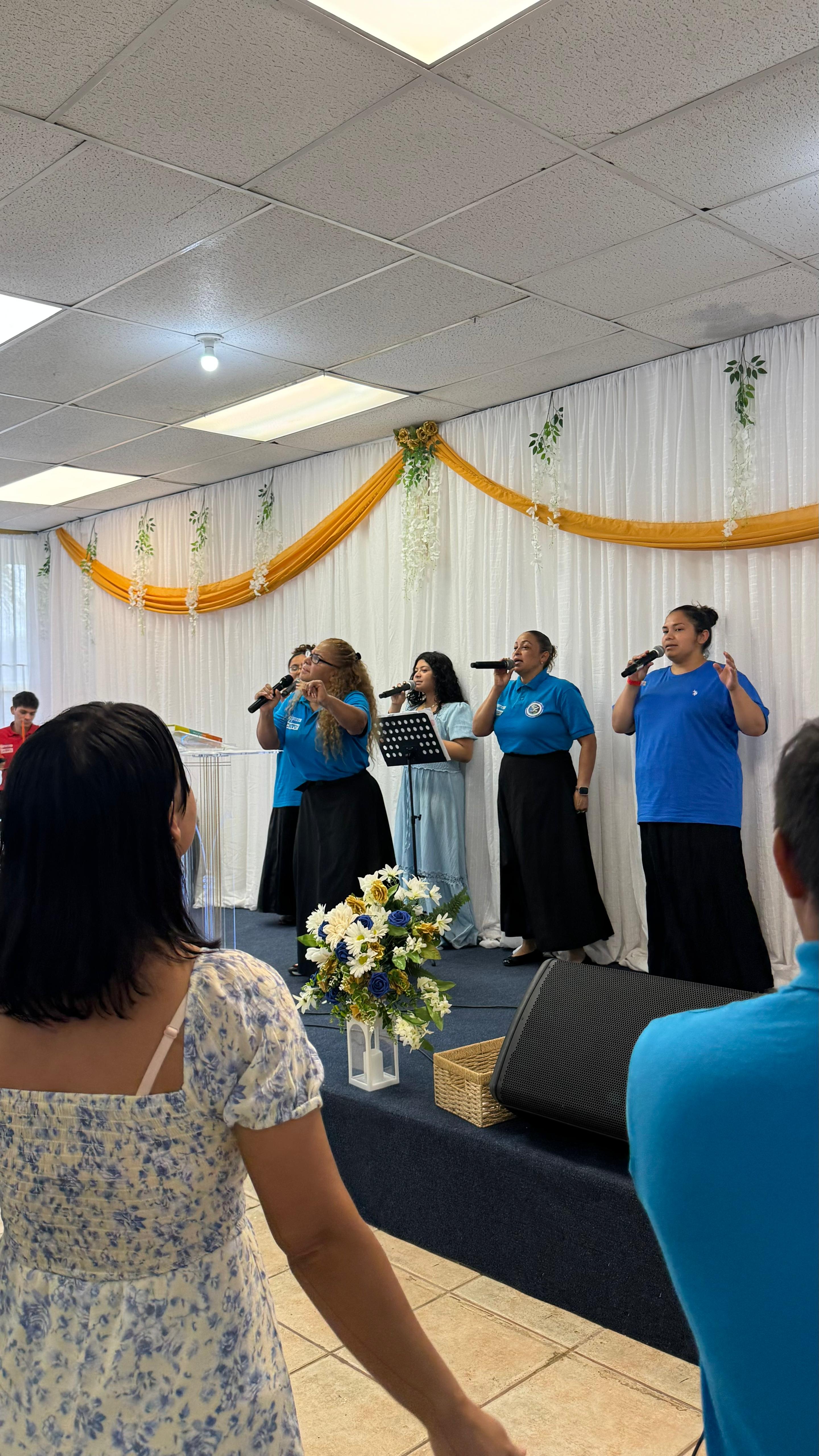 Equipo de alabanza adorando